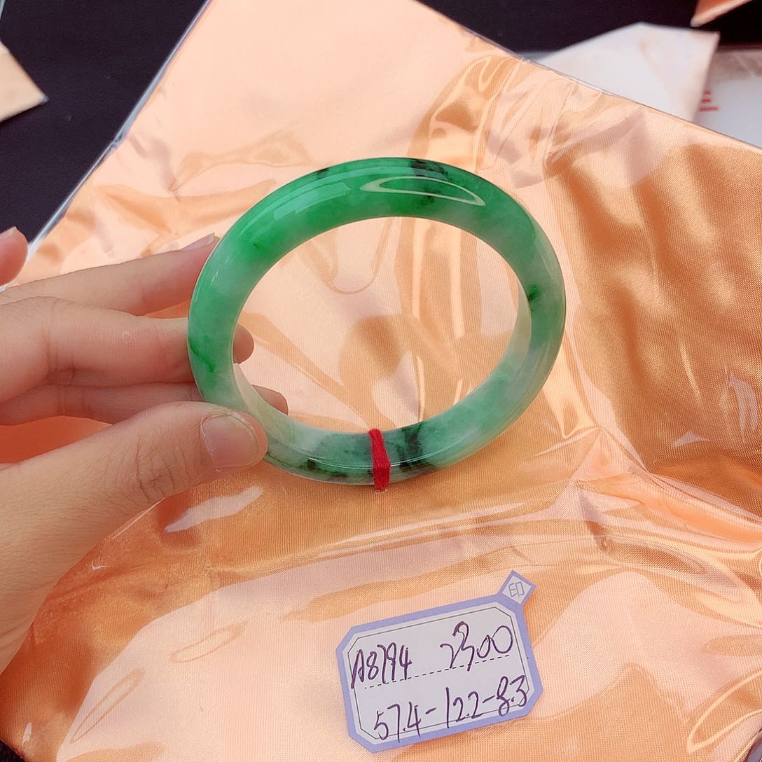 翡翠手镯未镶嵌翡翠