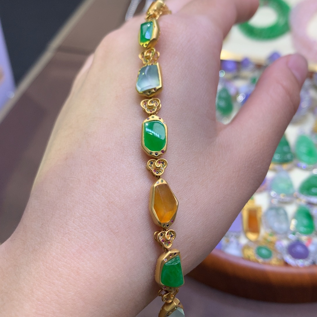 翡翠18K金镶嵌颈饰翡翠