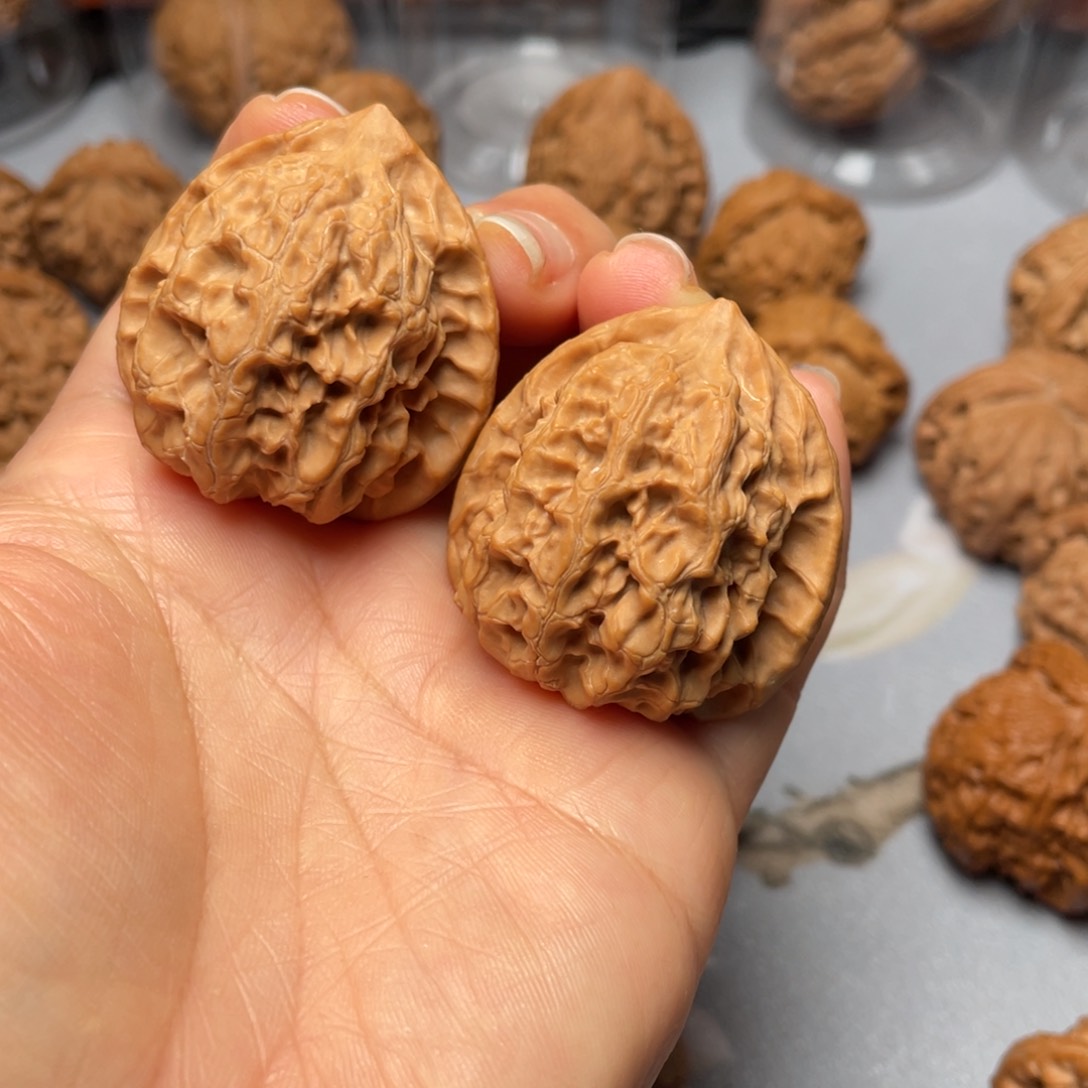 【闪购商品】文玩核桃吊坠梨木台………