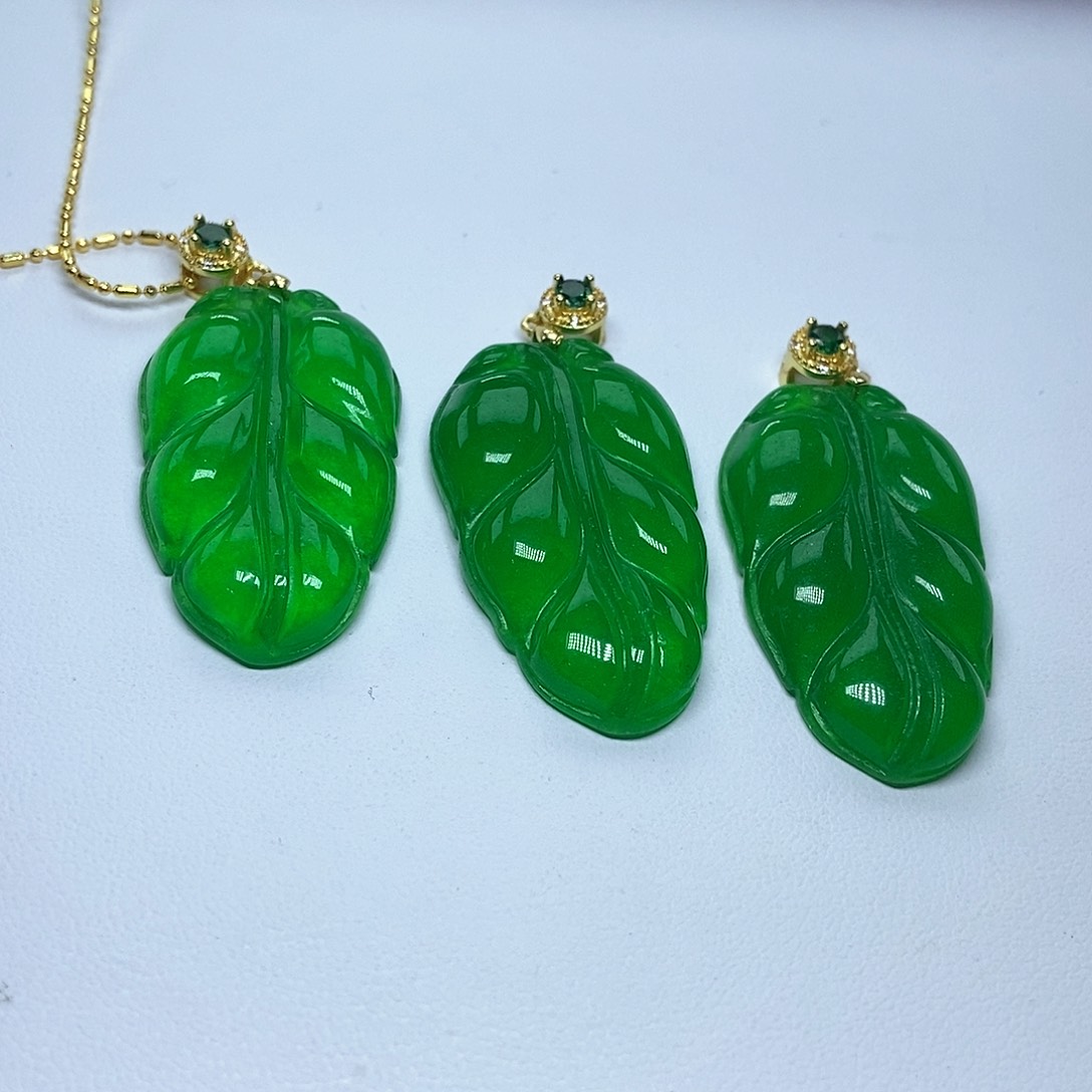 翡翠吊坠(赠链)未镶嵌