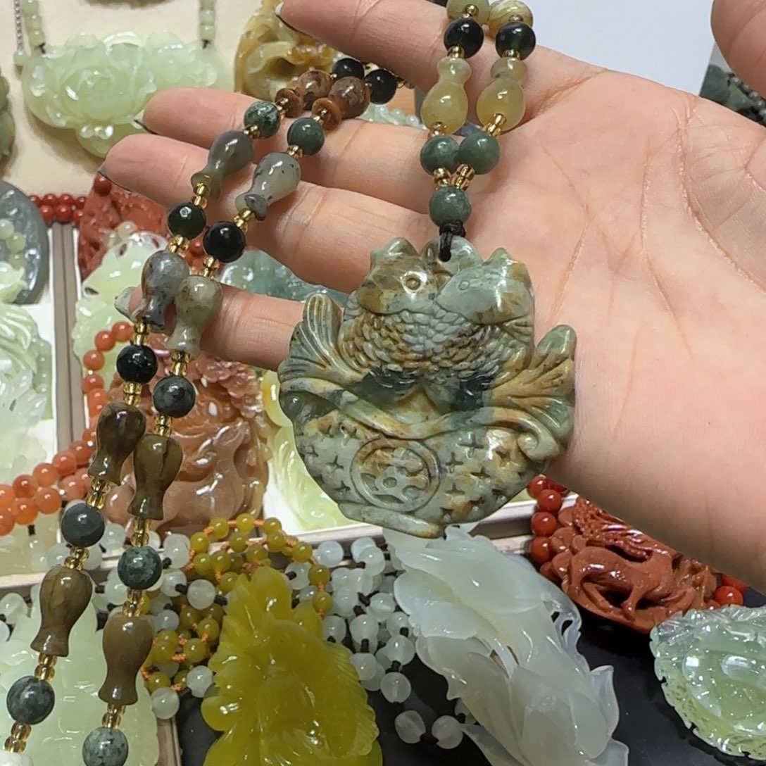 未镶嵌蛇纹石玉吊坠