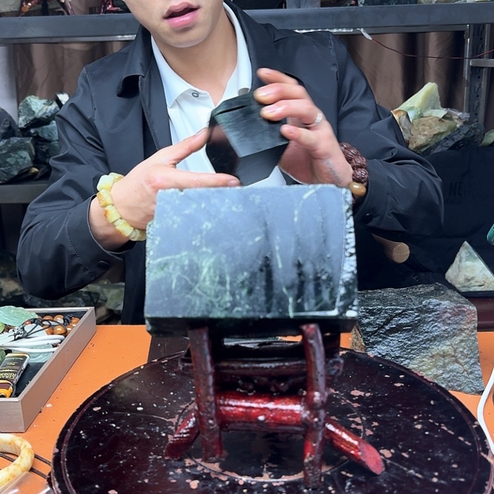 蛇纹石玉原石未镶嵌快**生