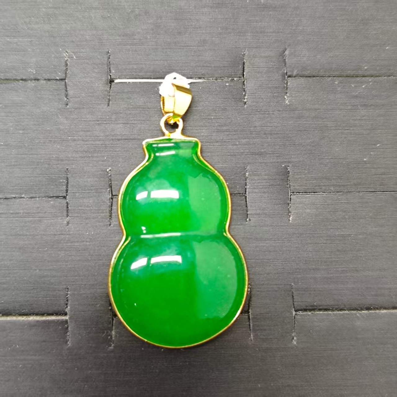 绿翠色葫芦玉石吊坠