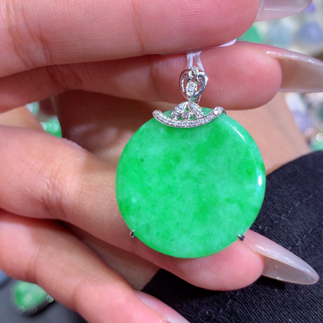 翡翠吊坠(赠链)18K金镶嵌