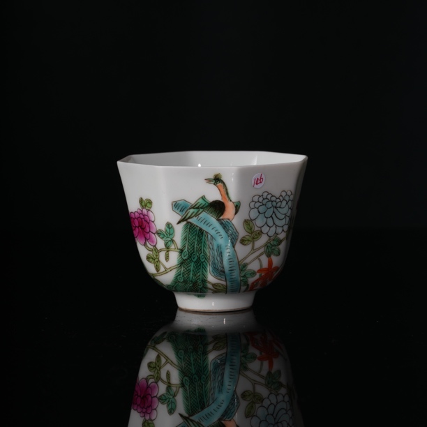 146粉彩孔雀花卉八方大杯