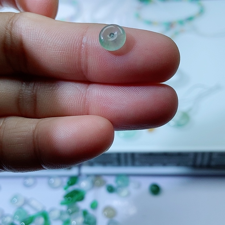 豆***欣翡翠未镶嵌颈饰缅甸天然翡翠A货