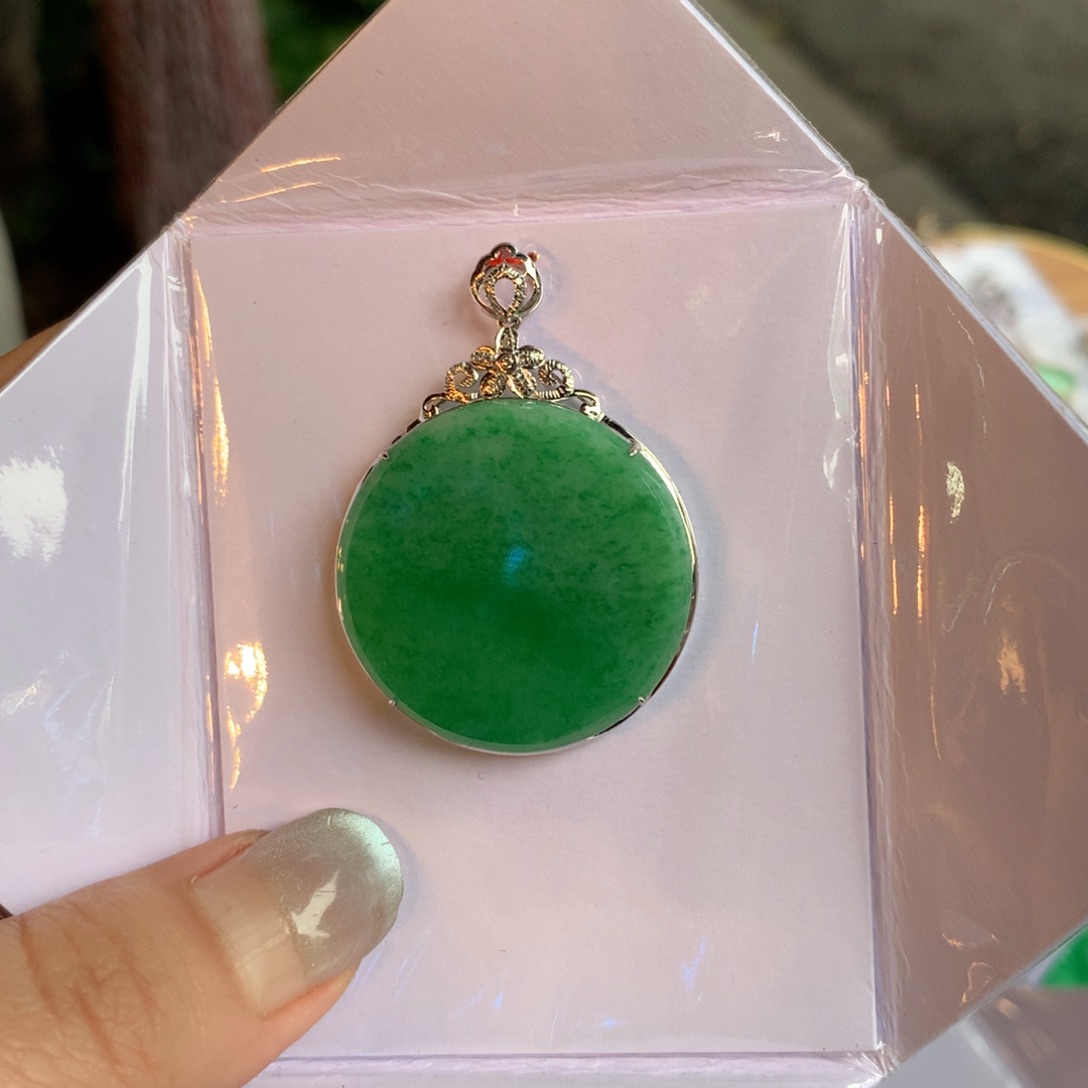 翡翠18K金镶嵌颈饰圆牌