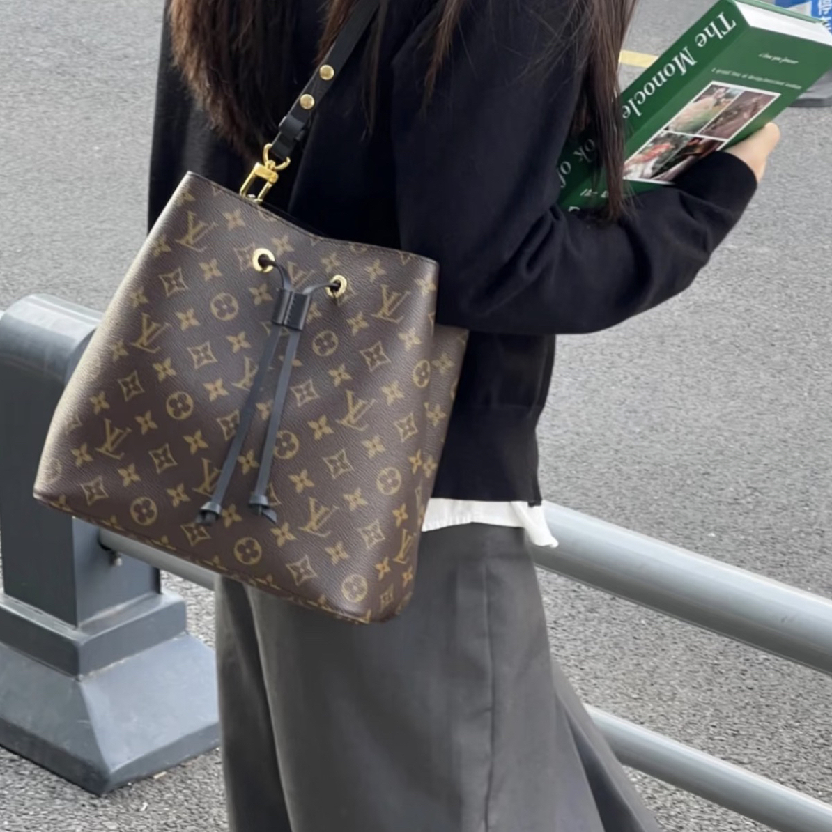 95新 LouisVuitton/路易威登 老花黑色水桶包单肩包