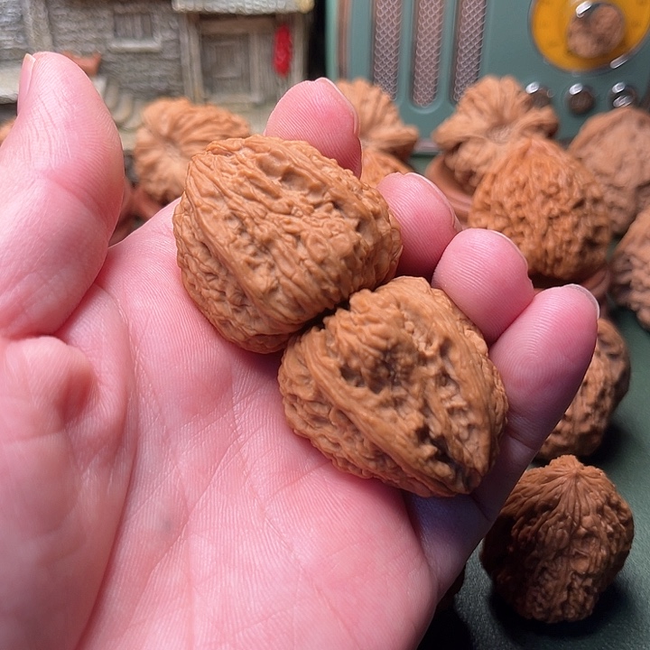 文玩核桃把件留疤三棱南将石