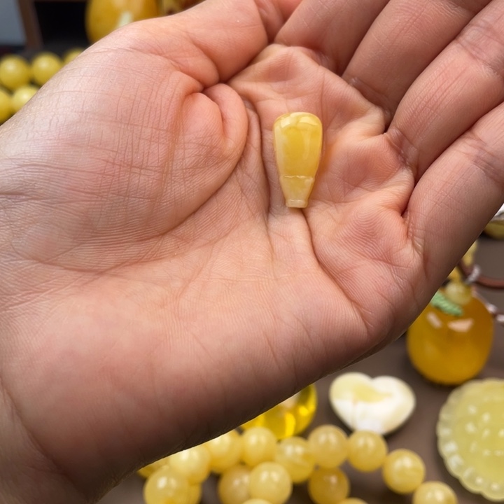 琥珀未镶嵌颈饰蜜蜡