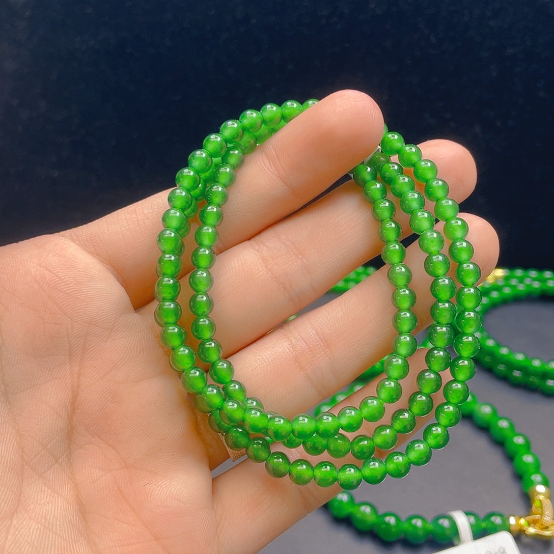 翡翠未镶嵌颈饰      