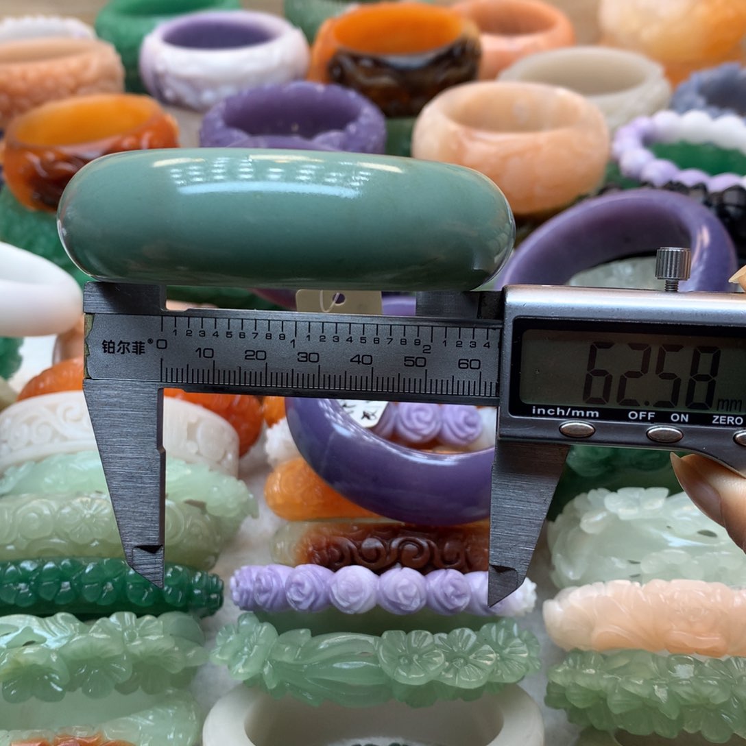 未镶嵌手镯石英质玉