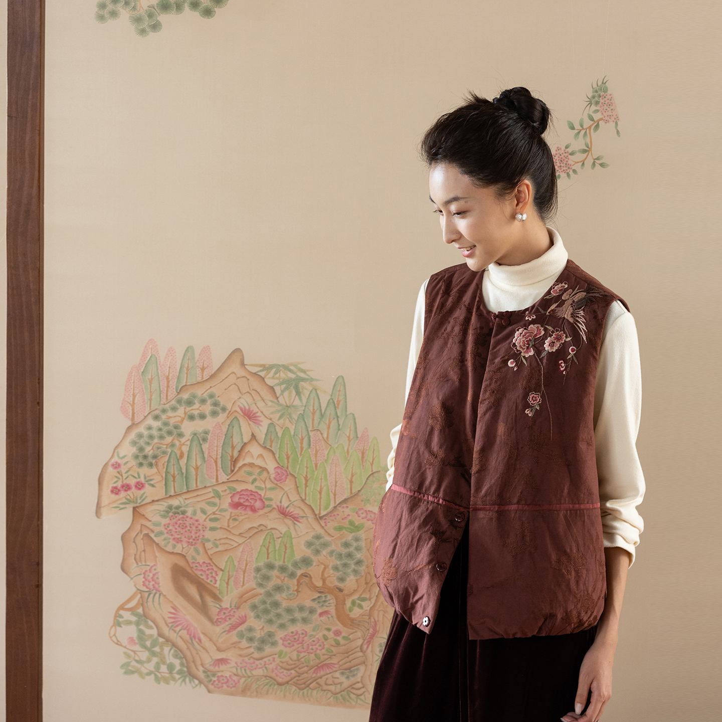 牧衣游原创 真丝混纺提花手工刺绣高蓬松红嘴雁绒羽绒马夹 锦舒