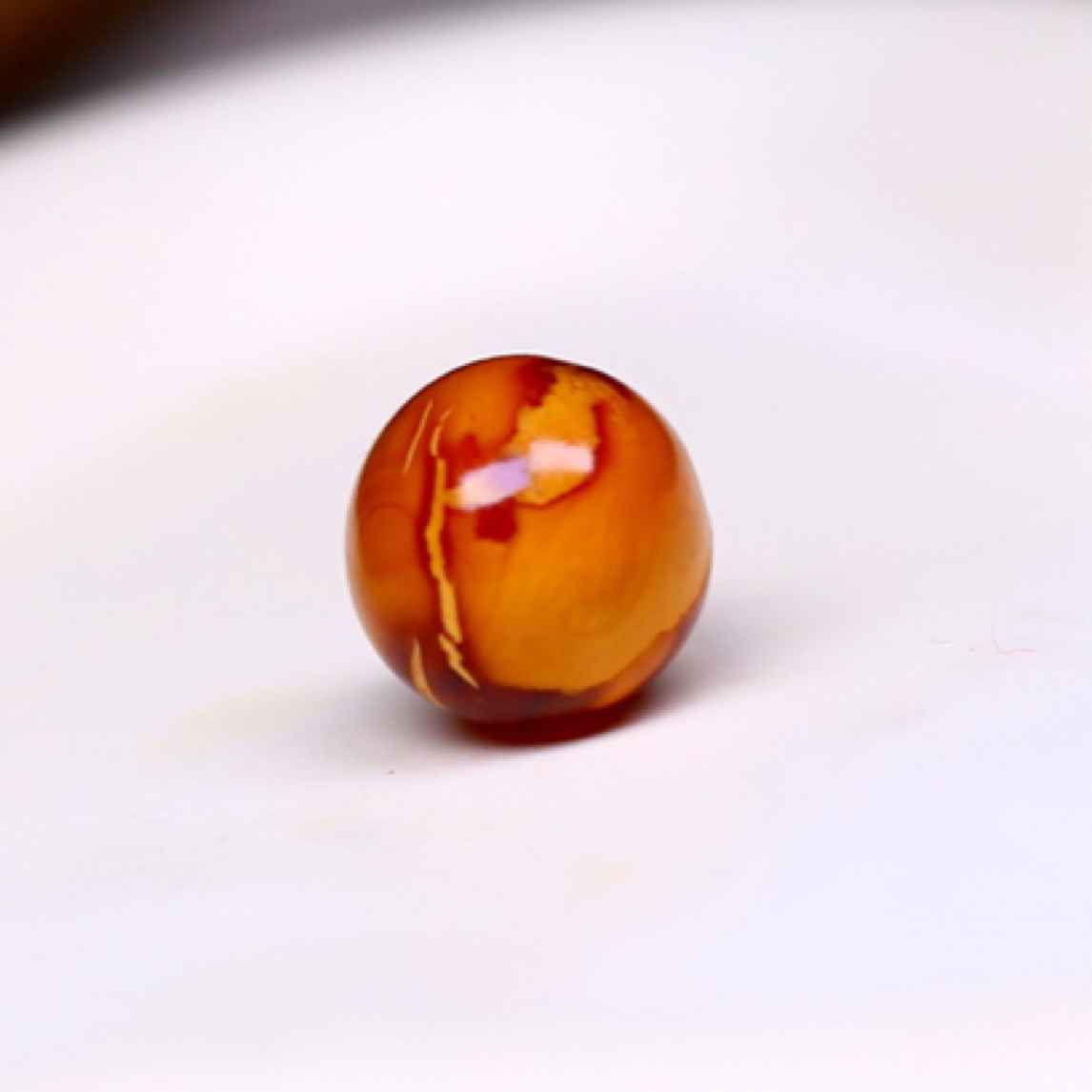 11.6mm老蜡圆珠，孔道挺大，过1.5棉线轻轻松松 颜色好 上串质感好