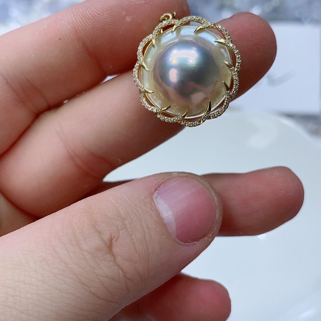 拼合珍珠（马贝珠）颈饰18K金镶嵌