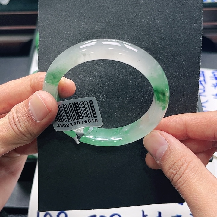 ****_石英质玉（非洲翠）未镶嵌手镯