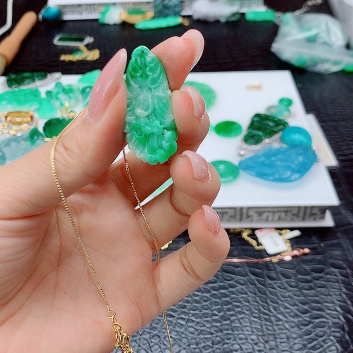 翡翠未镶嵌吊坠(赠链)