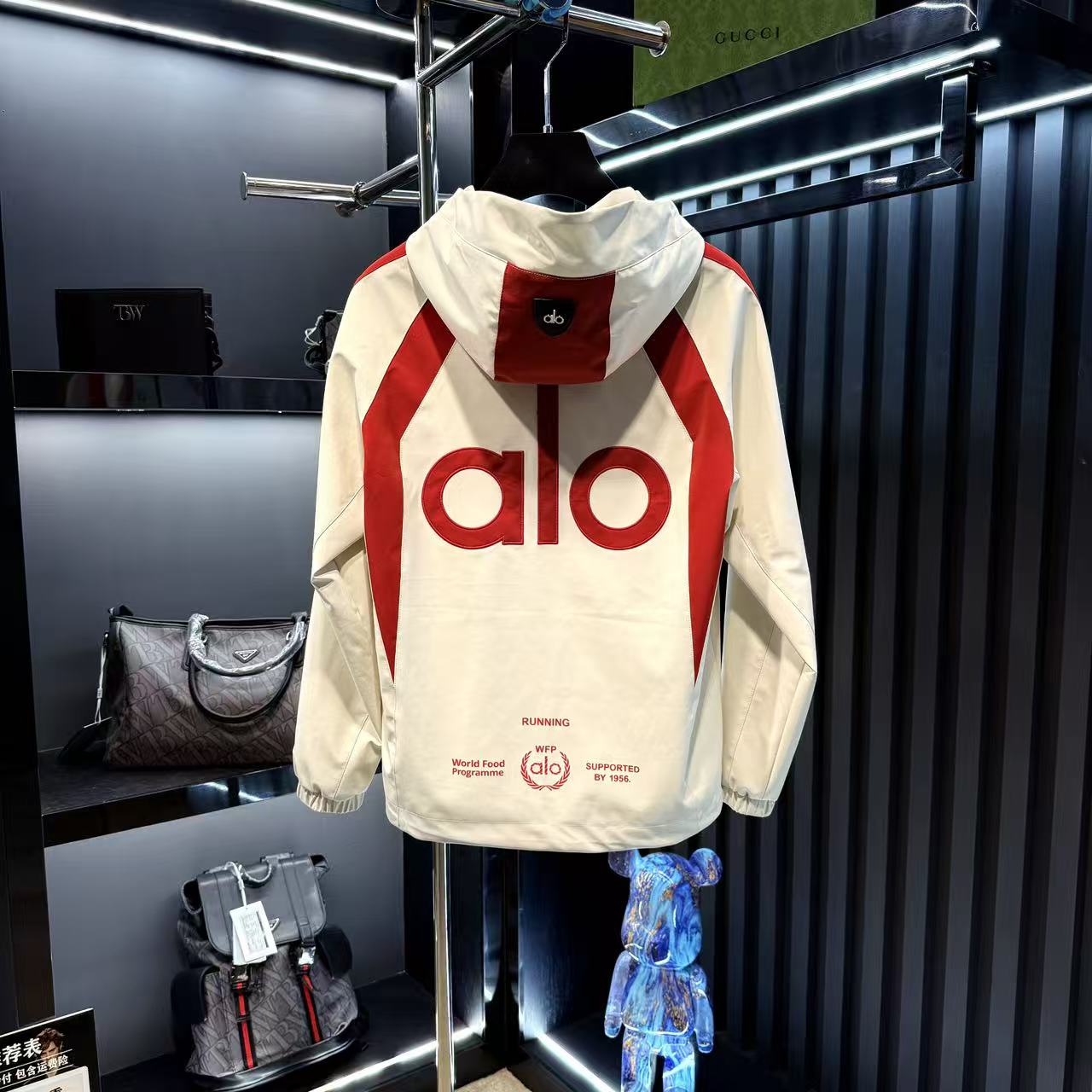 忆【海城专属】2025新款时尚百搭户外冲锋衣连帽外套25770