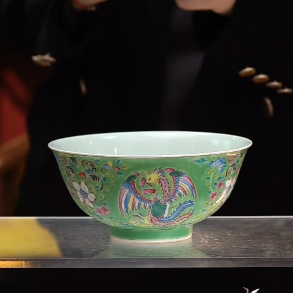 绿地粉彩团凤纹碗