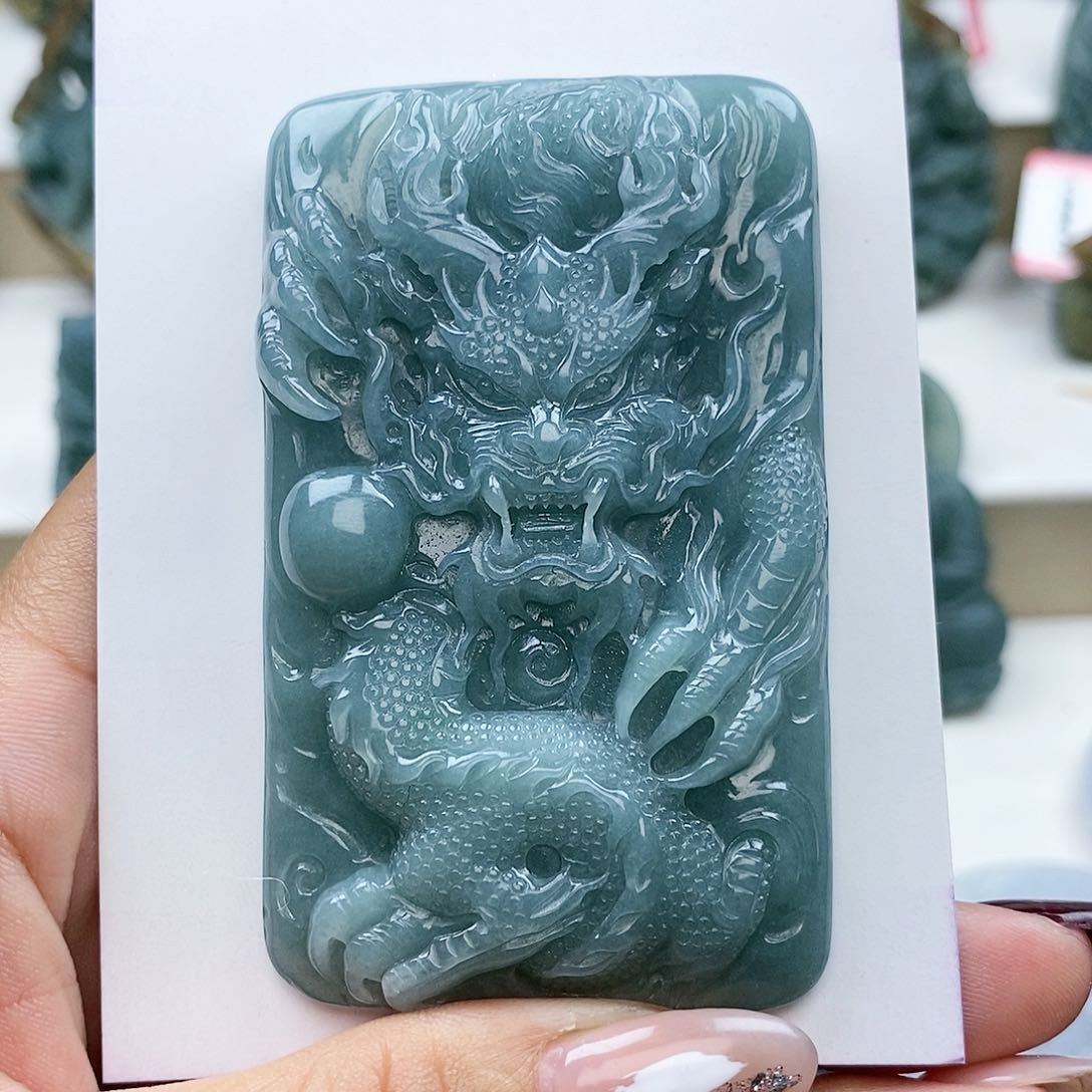 颈饰未镶嵌翡翠龙牌