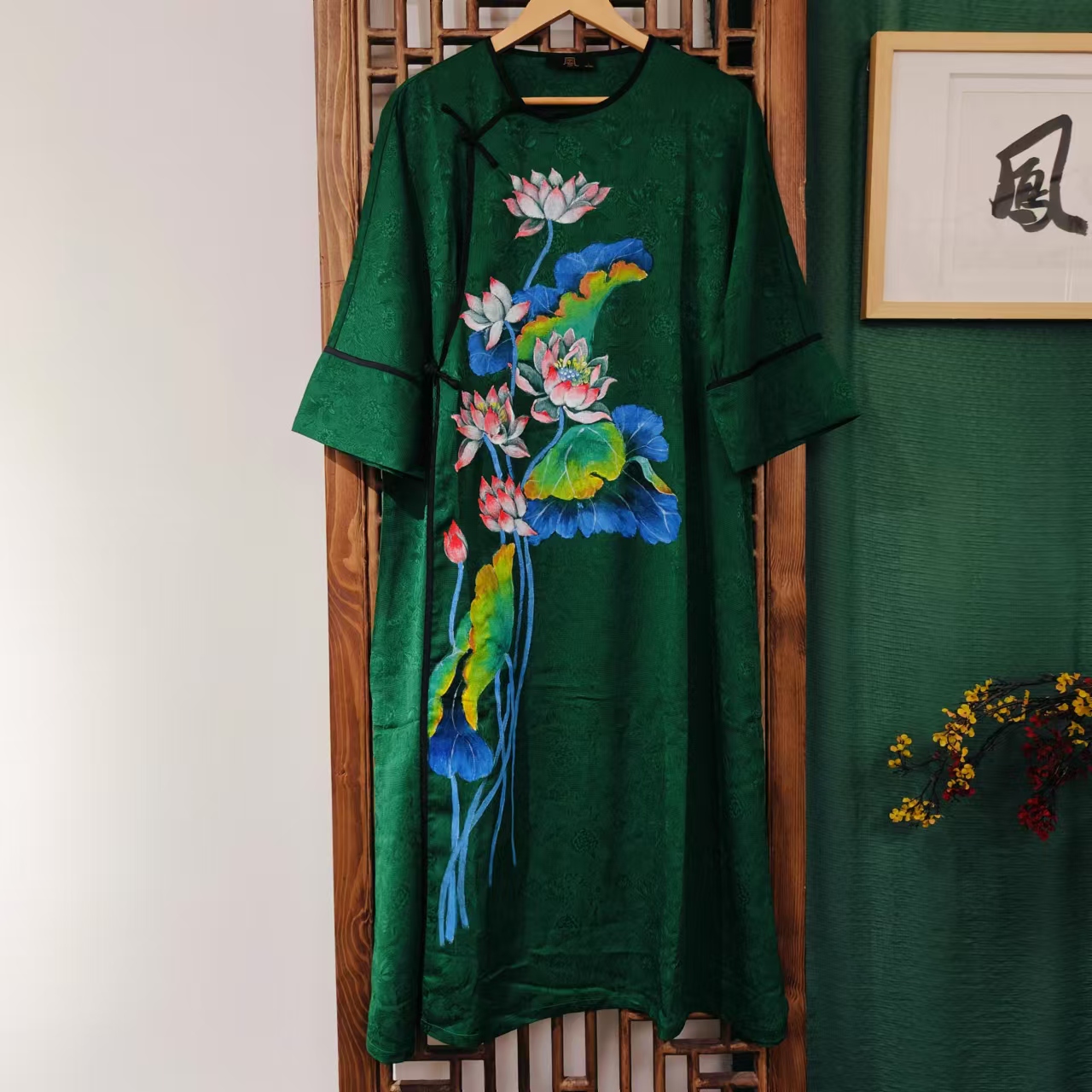 凤徕兮私人定制绿色手绘荷叶花圆领包边盘扣连衣裙HY1086（ls261）