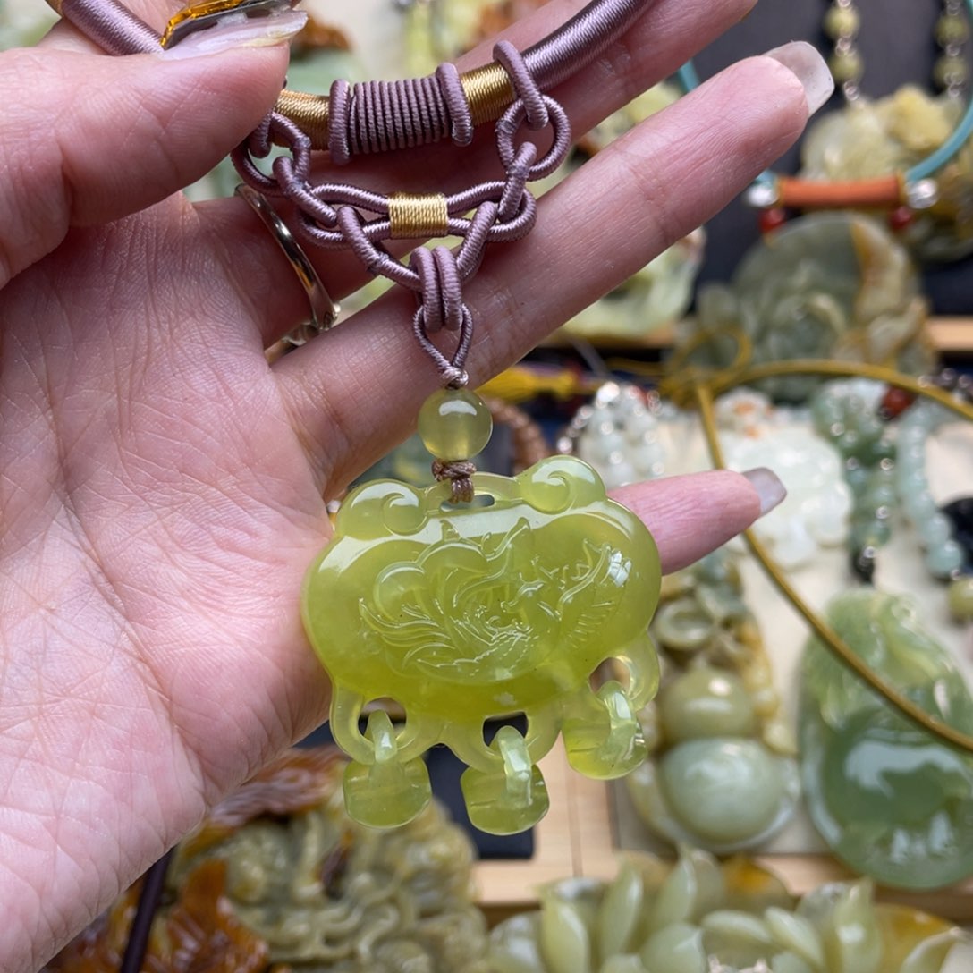 蛇纹石玉颈饰未镶嵌