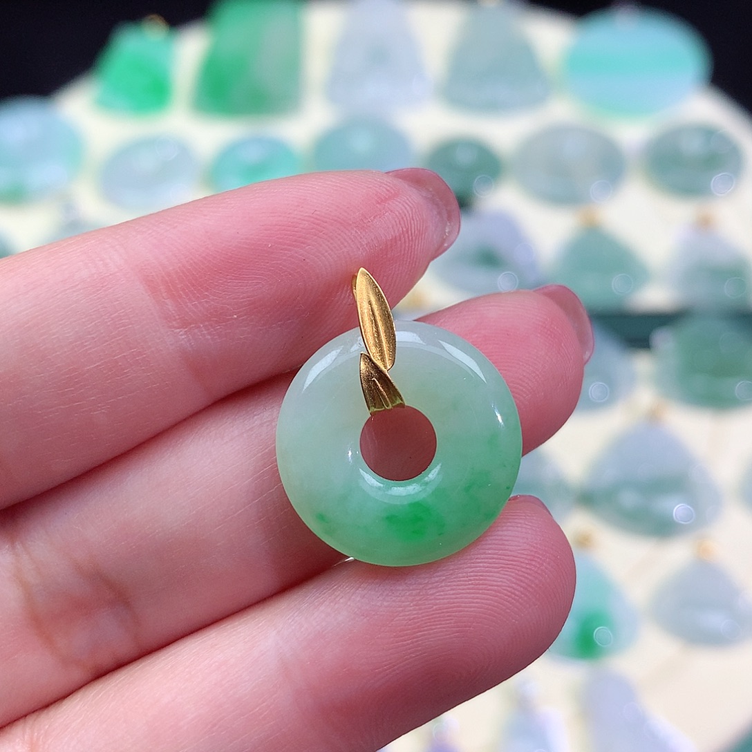 翡翠18K金镶嵌颈饰甜甜圈