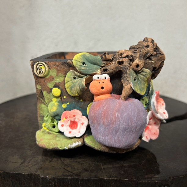 【虫趣果香·手作粗陶多肉盆】花牛苹果与毛毛虫立体场景创小口方盆