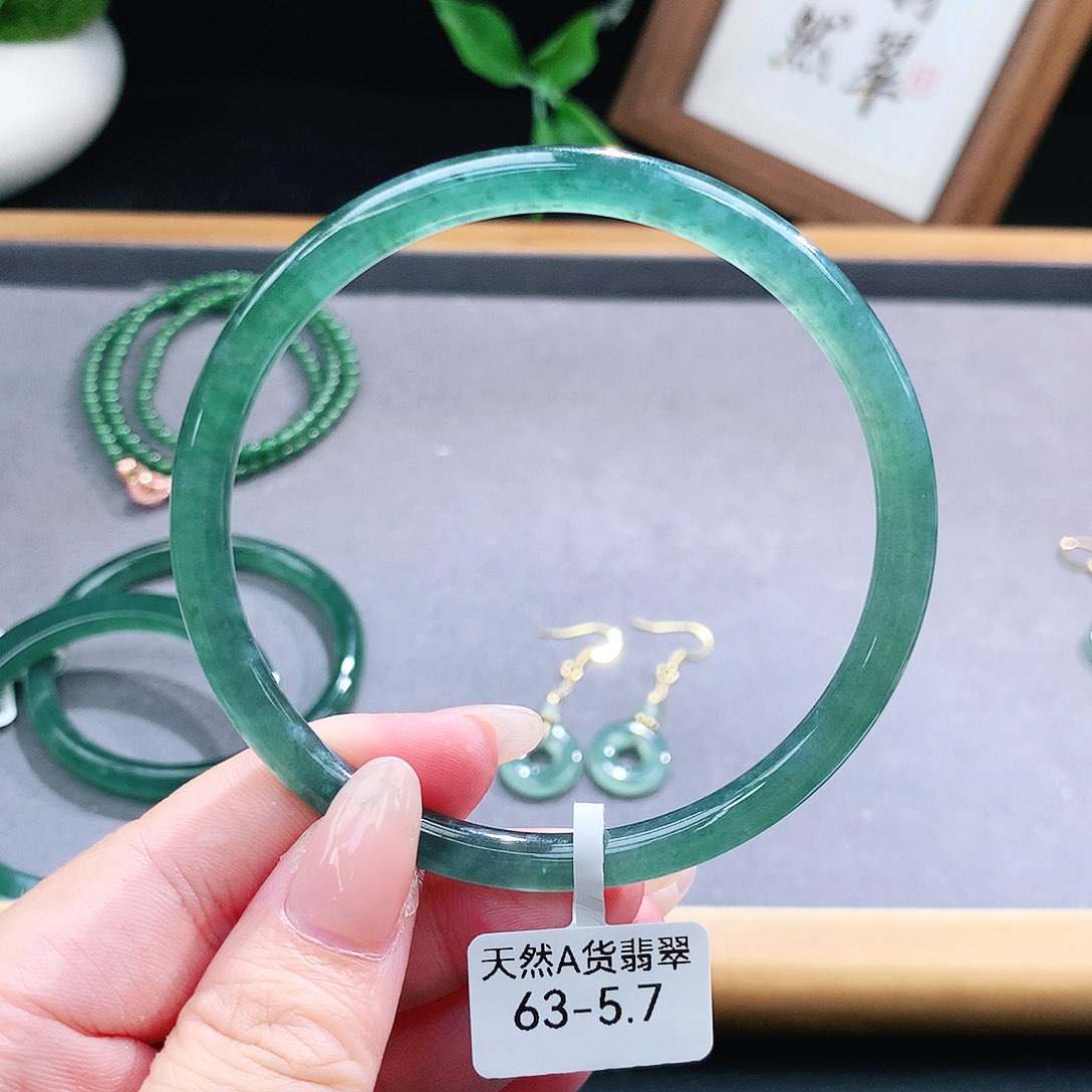翡翠手镯（圆镯）未镶嵌