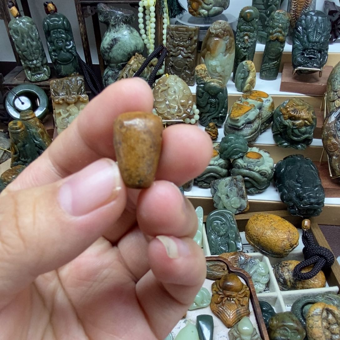 未镶嵌岫岩河磨玉（透闪石质玉）把件
