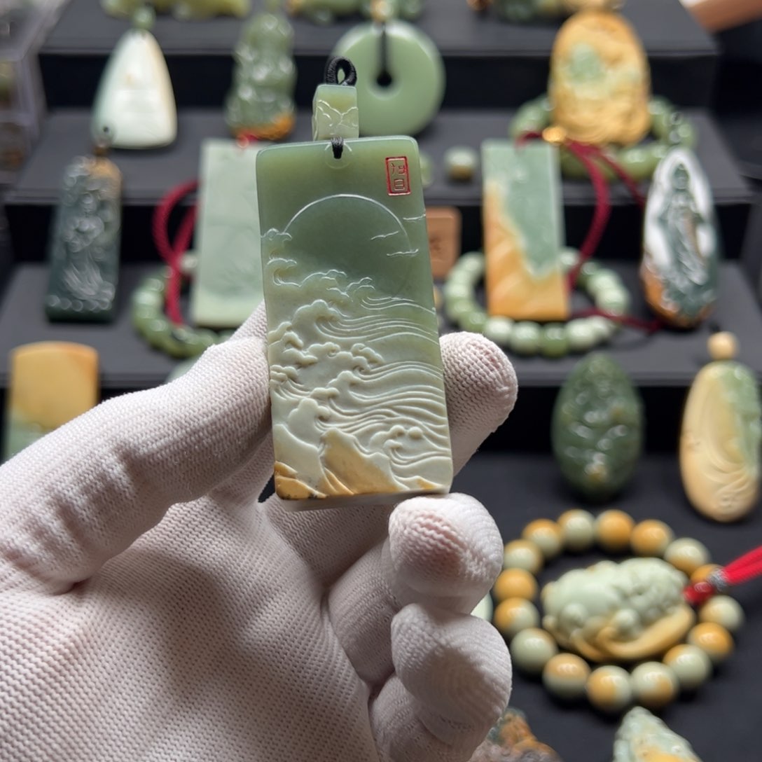 岫岩河磨玉（透闪石质玉）颈饰未镶嵌观****子