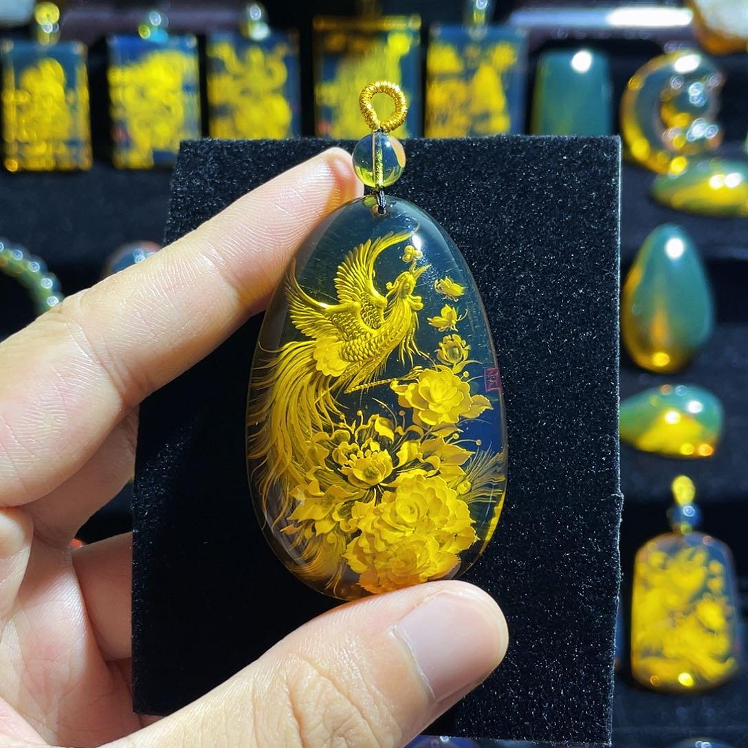 琥珀颈饰未镶嵌蓝珀凤穿牡丹阴雕吊坠