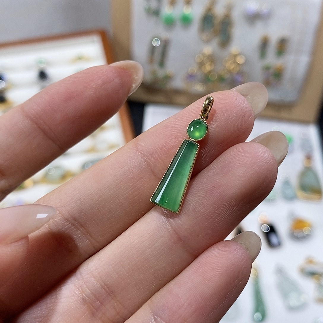 翡翠18K金镶嵌颈饰甜绿色无事牌吊坠 48小时鉴赏