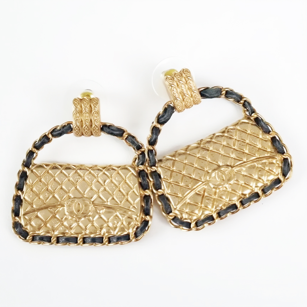 Chanel格纹皮穿包包耳钉