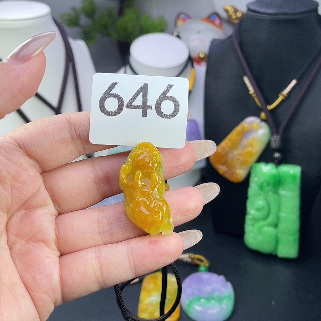翡翠未镶嵌吊坠(赠链)