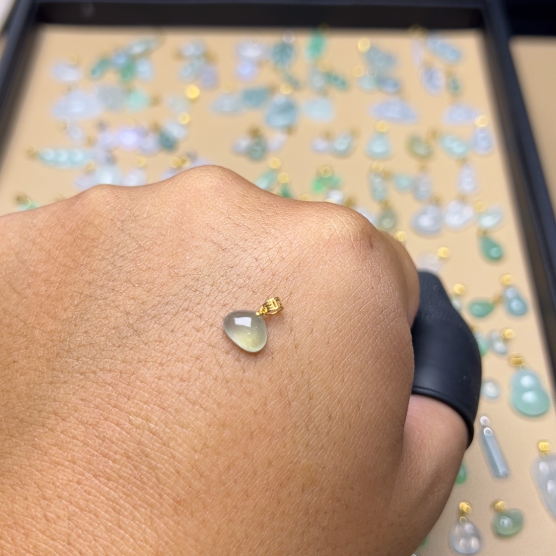颈饰18K金镶嵌翡翠水滴