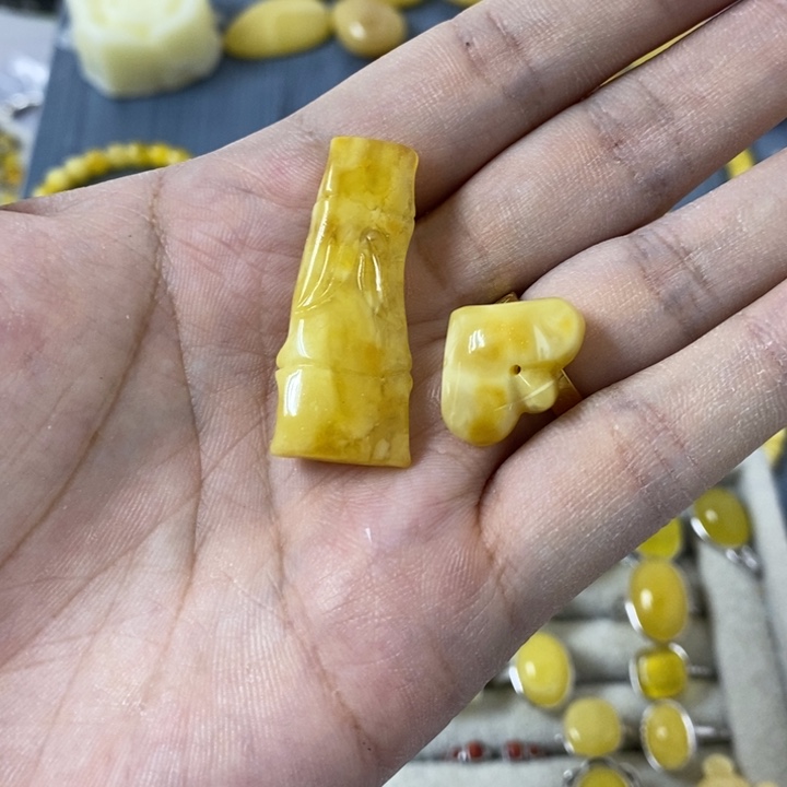 蜜蜡裸石未镶嵌吊坠