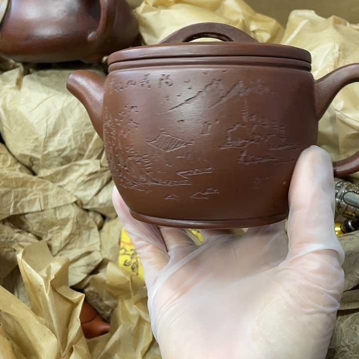 茶壶紫砂矿泥料，手工制作的一把紫砂壶。