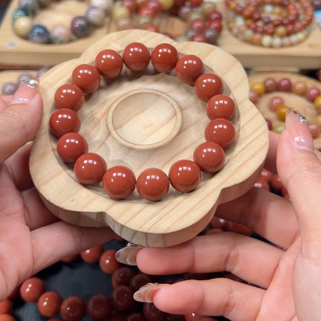 亿***钱石英质玉未镶嵌手链95