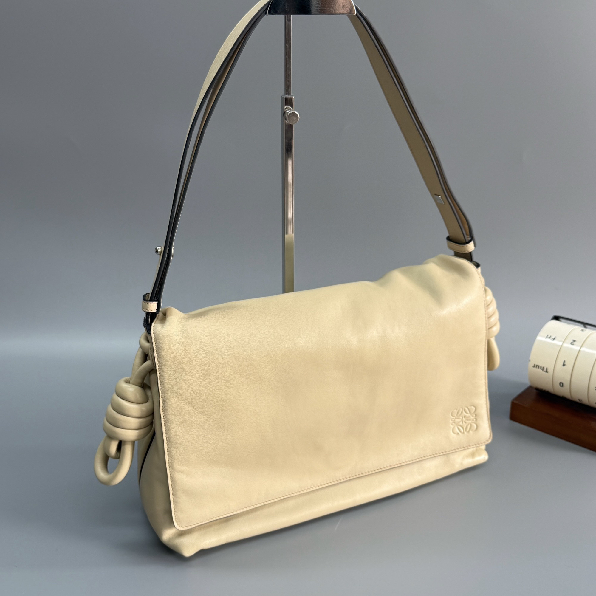95新 LOEWE/罗意威 全皮侧标flamenco福袋抽绳邮差单肩包 123699