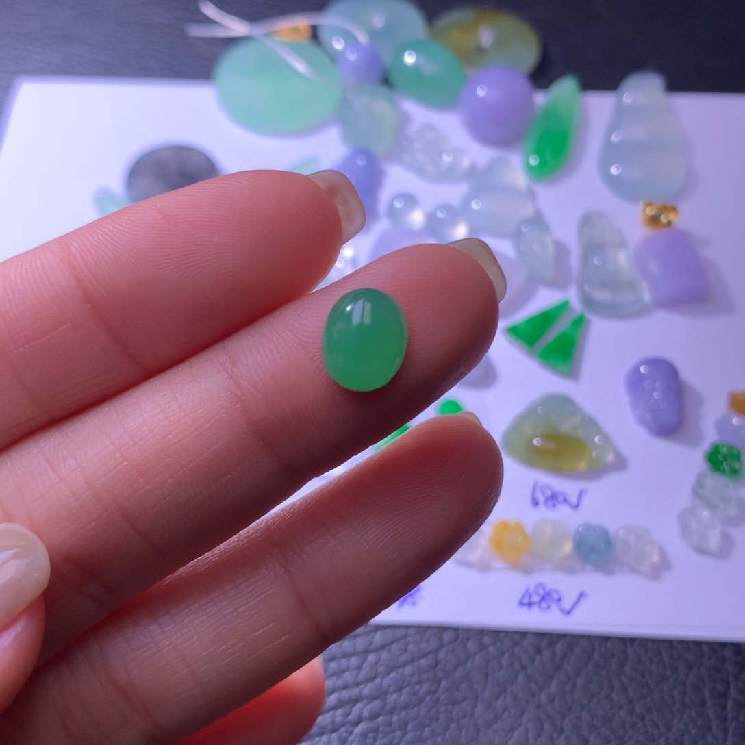 翡翠颈饰未镶嵌甜绿蛋面