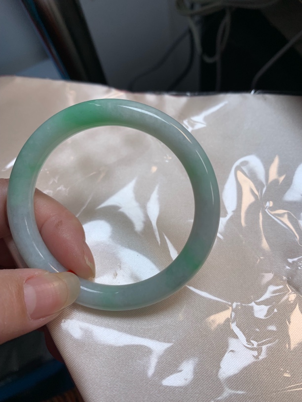 缅甸天然a货翡翠，飘绿手镯口径52*7.9*8.0编号047