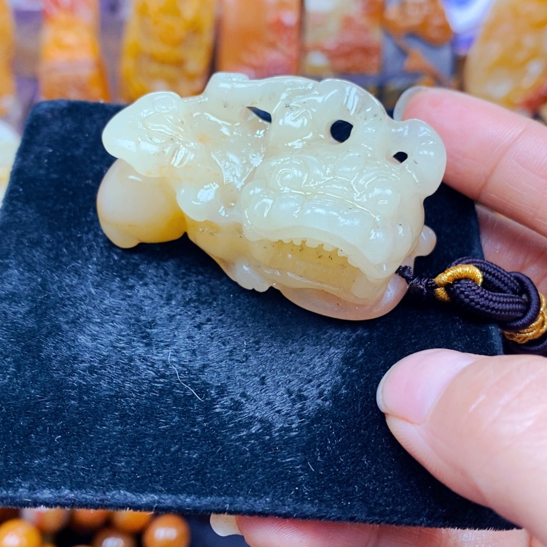 未镶嵌石英质玉（黄龙玉）颈饰