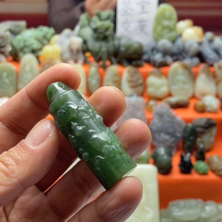 李***蝶和田玉未镶嵌挂件