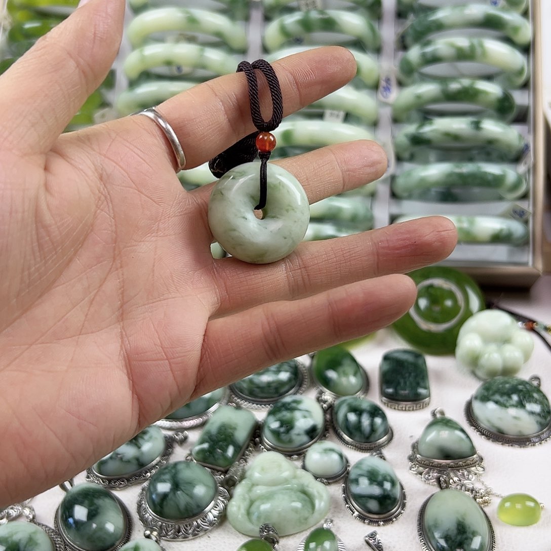 蛇纹石玉未镶嵌颈饰