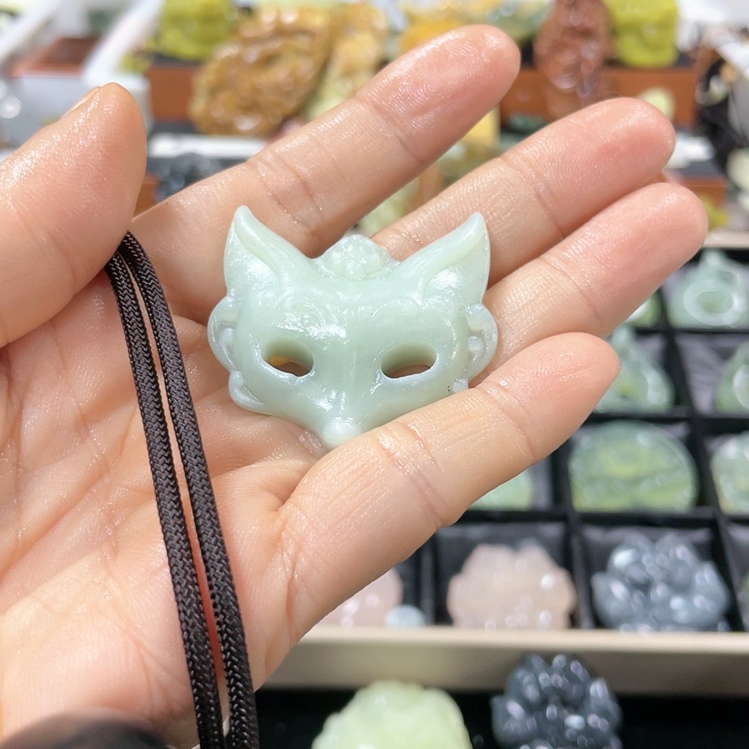 蛇纹石玉颈饰合金