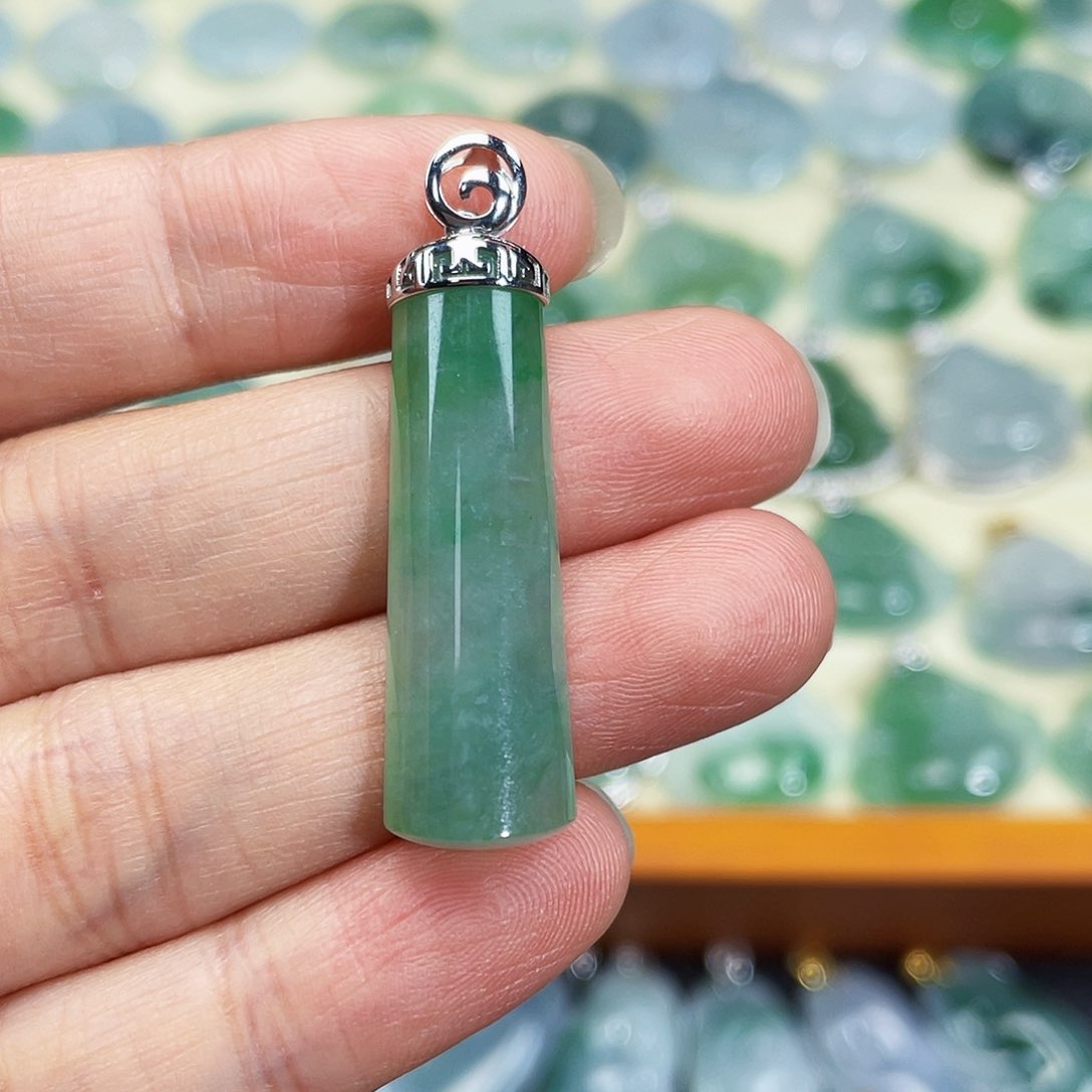 翡翠颈饰18K金镶嵌吊坠