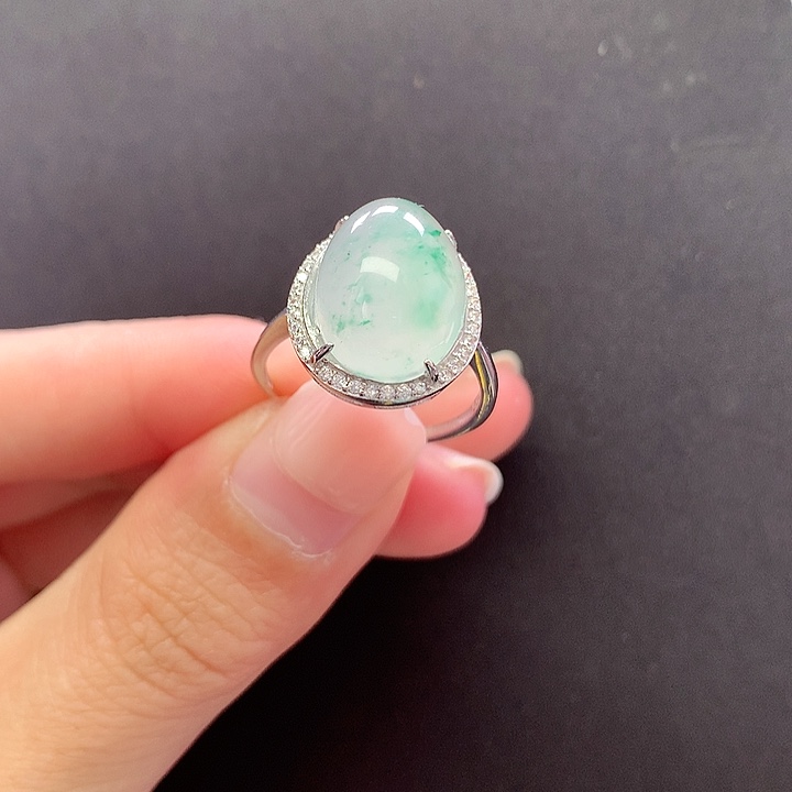 未镶嵌石英质玉戒指