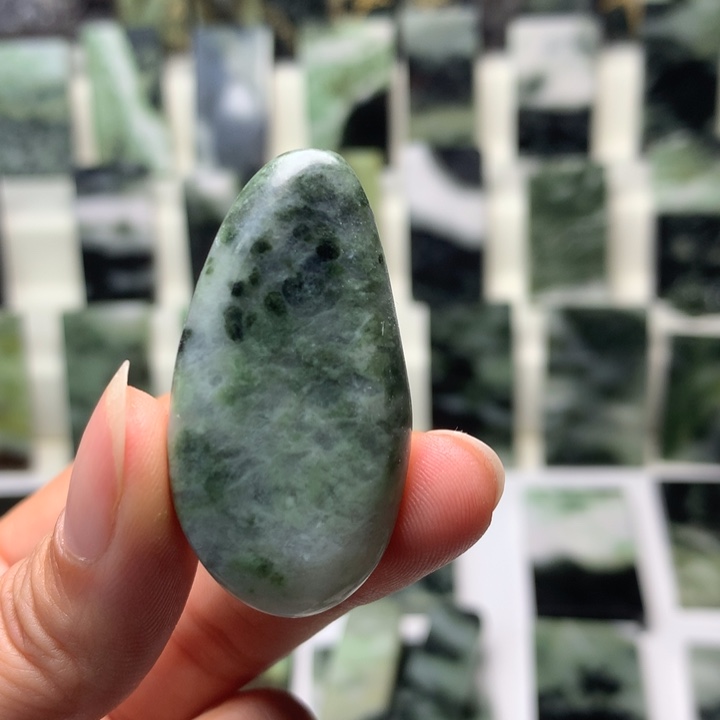 独山玉颈饰未镶嵌