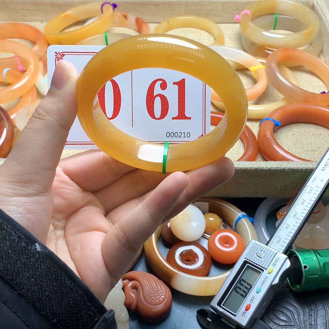 未镶嵌石英质玉（黄龙玉）手镯